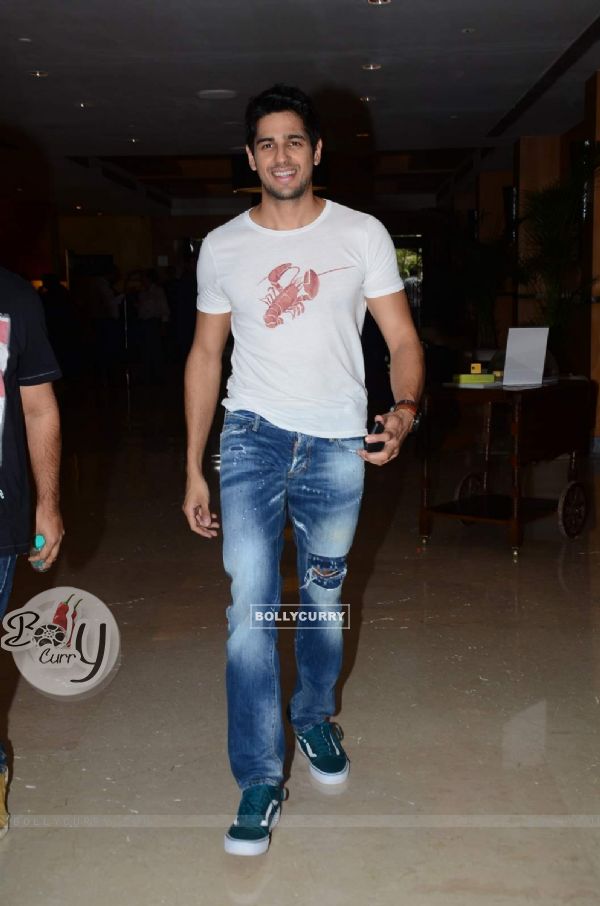 Sidharth Malhotra is all smiles for the camera at Brothers Press Meet (374368)
