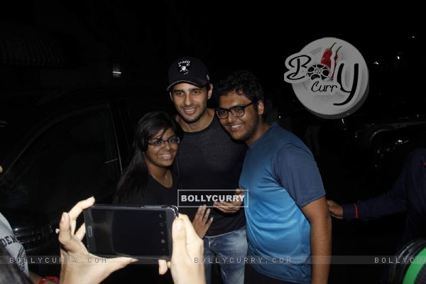 Sidharth Malhotra With Fans at Screening of Brothers (374649)
