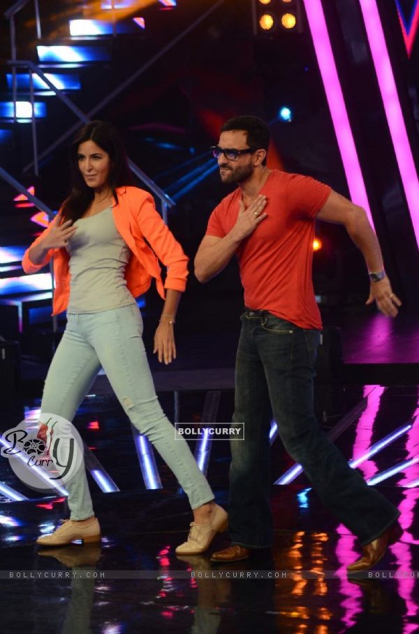 Saif Ali Khan and Katrina Kaif  Promotes Phantom on Indian Idol Junior (374755)