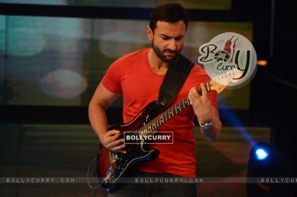 Saif Ali Khan Plays Guitar During Promotions of Phantom on Indian Idol Junior (374757)