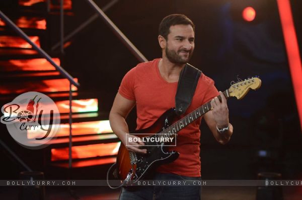 Saif Ali Khan Plays Guitar During Promotions of Phantom on Indian Idol Junior (374758)