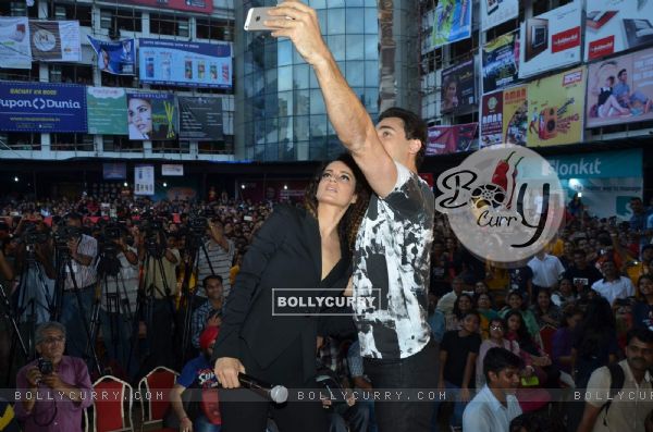 Imran and Kangana Clicks a Selfie With the Students During Promotions of Katti Batti at Umang Fest