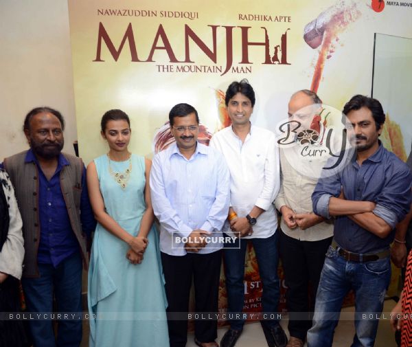 Team Manjhi With Delhi CM for Special Screening of Manjhi - The Maountain Man (374962)