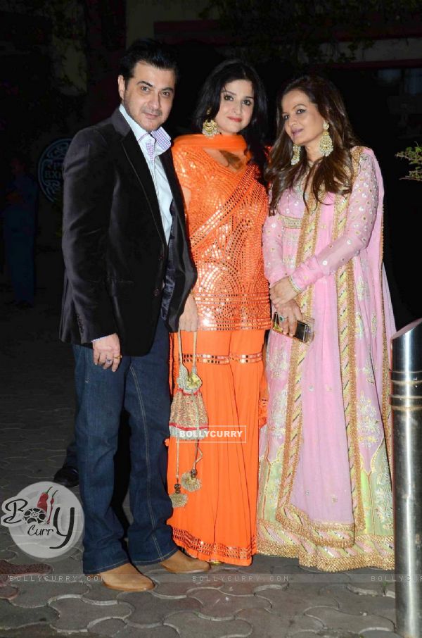 Sanjay Kapoor aand Maheep Kapoor at Queenie Singh's Wedding Bash