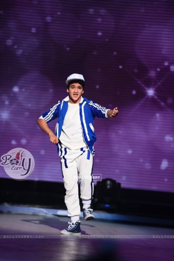 Faisal Khan Performs During Promotions of Hero on Jhalak Dikhla Jaa 8 (375189)