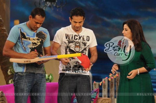 Irfan and Yousuf Khan Pathan giving their autograph