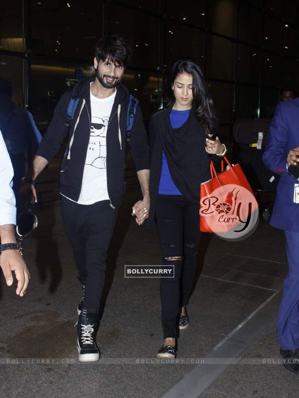 Shahid Kapoor Gives Smile to Photographer - Returns From Their Honeymoon