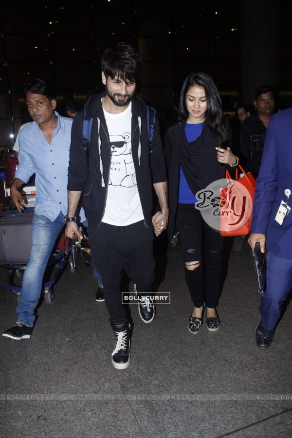 Shahid Kapoor - Mira Kapoor Smiles All the Way While They Returns From Their Honeymoon