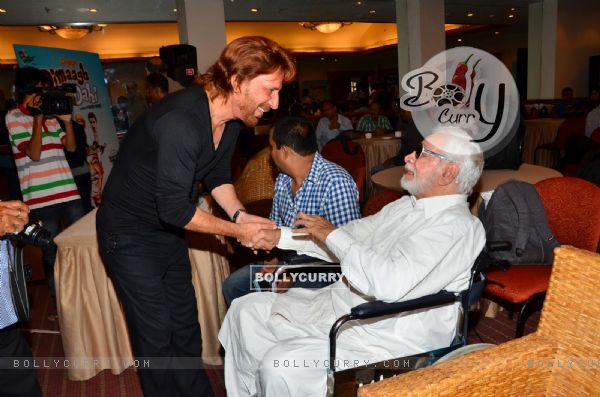 Razzak Khan greets Kader Khan at the Press Meet of Hogaya Dimaagh ka Dahi