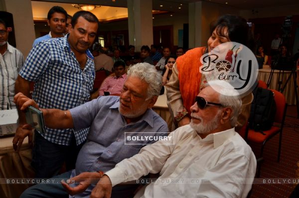 Om Puri takes a selfie with Kader Khan at the Press Meet of Hogaya Dimaagh ka Dahi