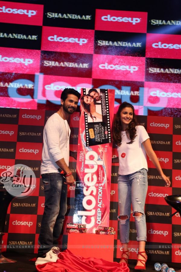 Shahid Kapoor and Alia Bhatt pose for the media at the Close Up First Move Party (376200)