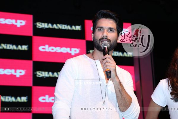 Shahid Kapoor interacts with the fans at the Close Up First Move Party (376201)
