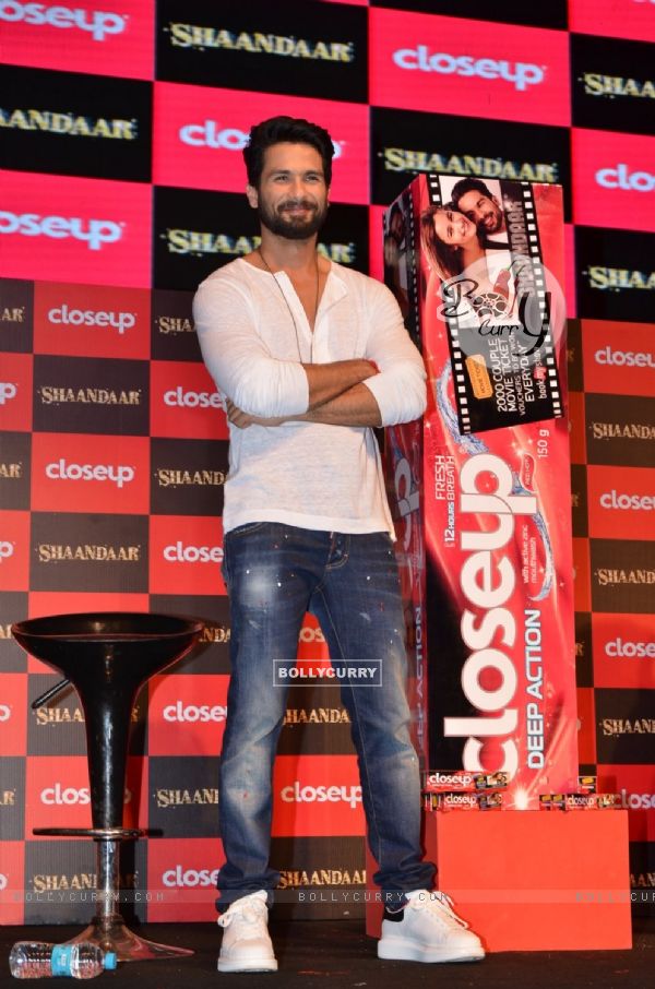 Shahid Kapoor poses for the media at the Close Up First Move Party (376207)