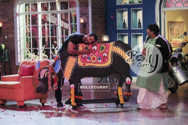John Abraham was snapped on Comedy Nights with Kapil during the Promotions of Welcome Back (376224)