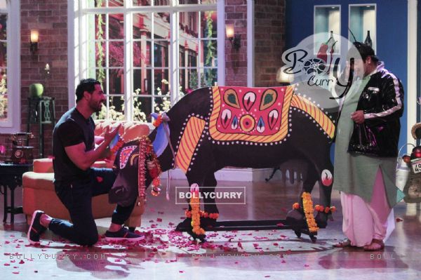 John Abraham was snapped on Comedy Nights with Kapil during the Promotions of Welcome Back (376225)