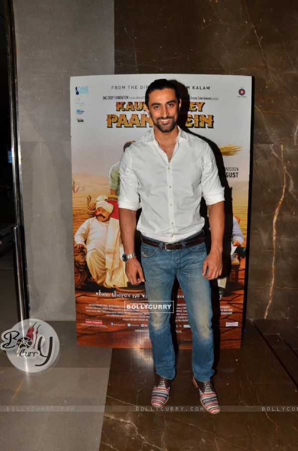 Kunal Kapoor poses for the media at the Special Screening of Kaun Kitney Paani Mein (376237)