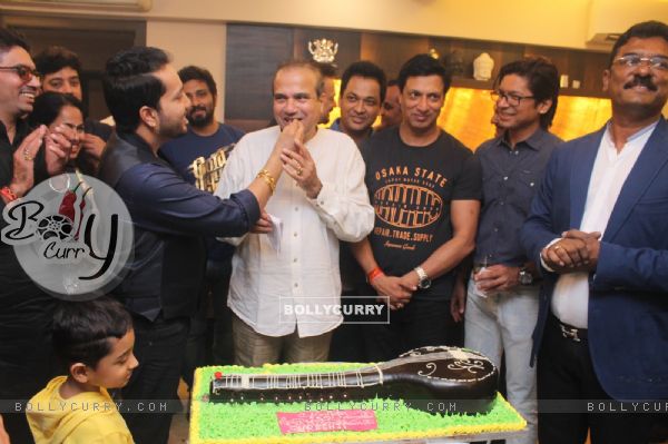 Mika Singh feeding cake to Suresh Wadkar