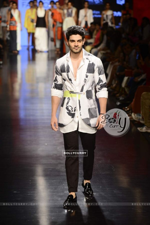 Sooraj Pancholi walks the ramp for Masaba Gupta at Lakme Fashion Week Day 4