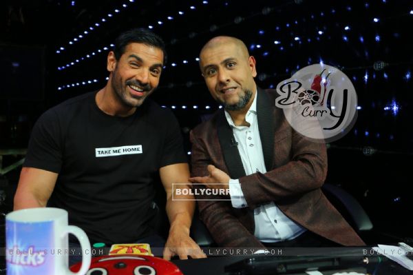 John Abraham and Vishal Dadlani Pose for Picture at Promotions of Welcome Back on Indian Idol Junior (376532)