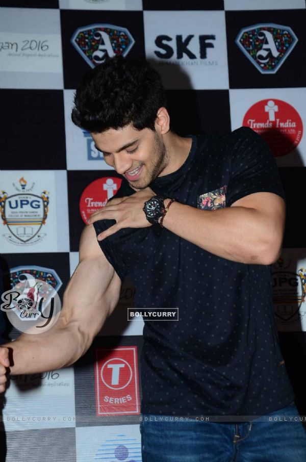 Sooraj Pancholi Flaunts His Biceps During Promotions of Hero at Mithibai College