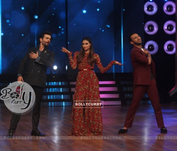 Athiya poses with Jay and Punit During Promotions of Hero on Dance India Dance Season 5