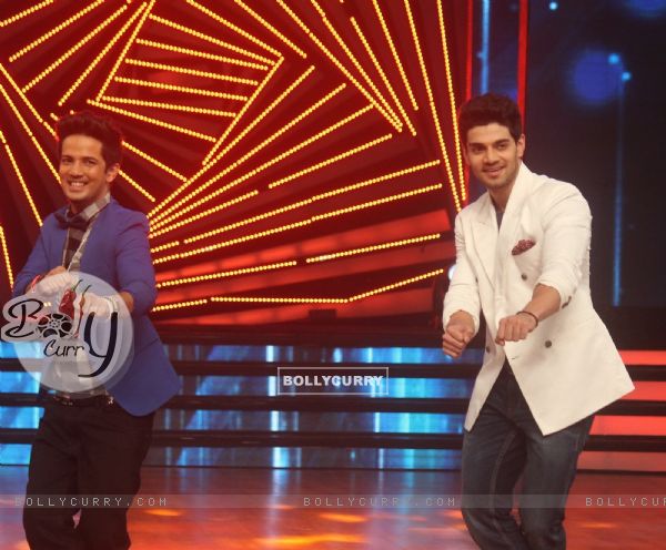Sooraj Pancholi Dances with Mudassar Khan During Promotions of Hero on Dance India Dance Season 5 (376728)
