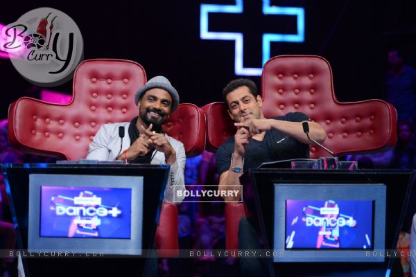 Salman Khan Poses For Media During Promotions of Hero on Dance Plus (376906)