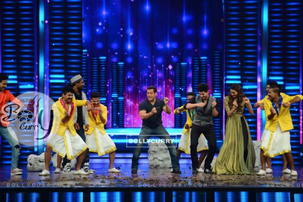 Salman, Sooraj Pancholi and Athiya Dances with Remo Dsouza During Promotions of Hero at Dance Plus