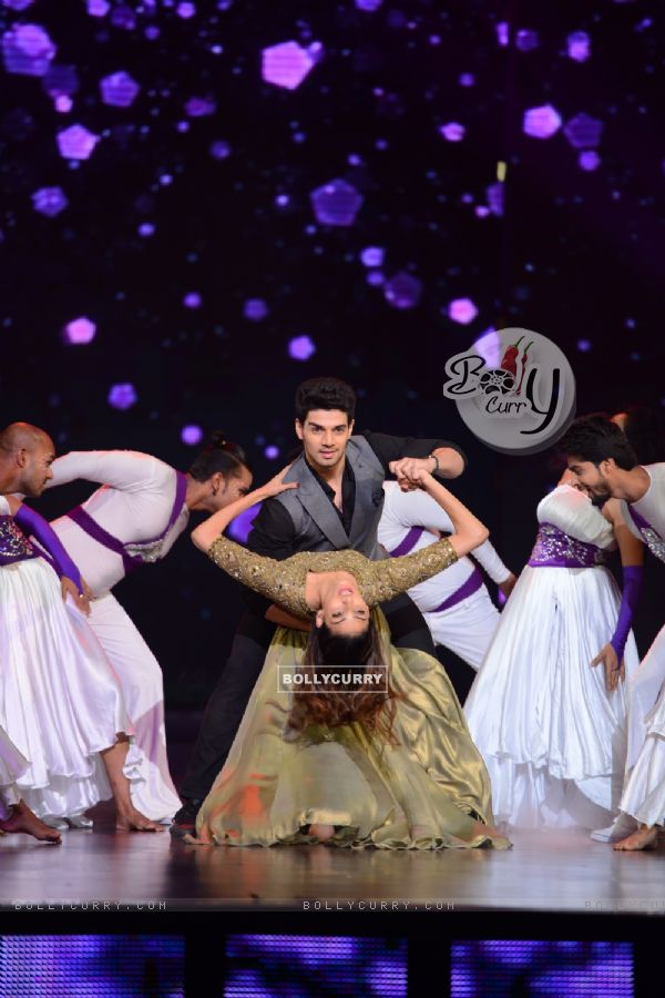 Athiya Shetty and Sooraj Pancholi Performs During Promotions of Hero at Dance Plus (376911)