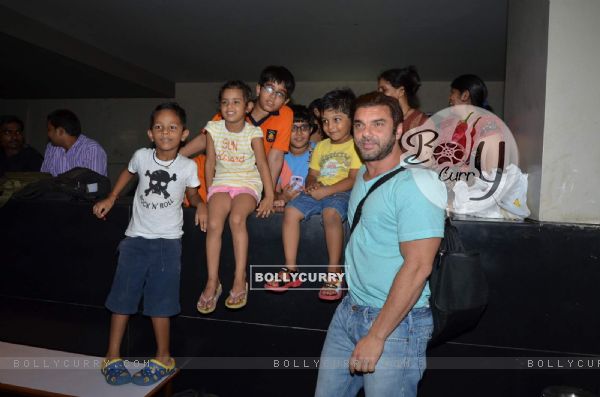 Sohail Khan Takes a Picture With Kids at Screening of Welcome Back (377079)