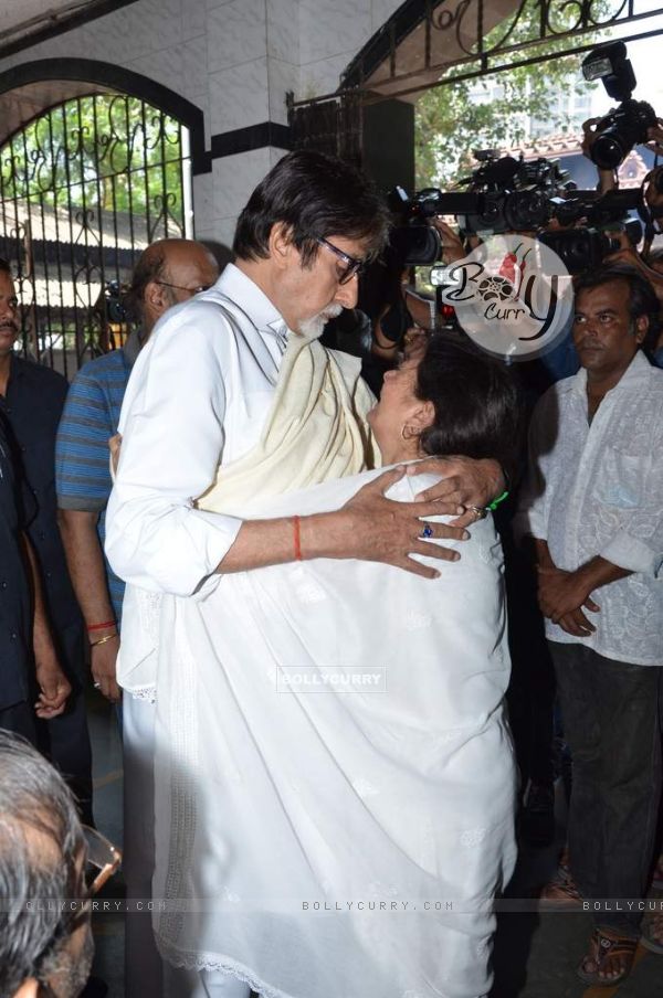 Amitabh Bachchan consoles Aadesh Shrivastava's wife at the Funeral
