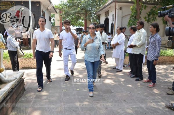 Sonu Nigam with his wife at Aadesh Shrivastava's Funeral