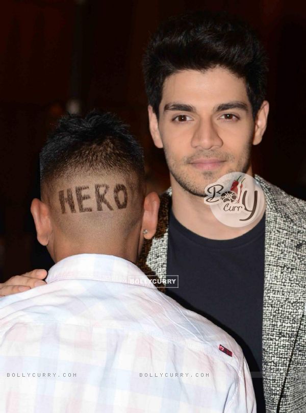 Sooraj Pancholi Shows the 'Hero' Haircut by Fan at Press Meet of 'Hero' in Gurgaon (377274)