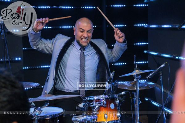 Vishal Dadlani Plays Drums at Indian Idol Junior Season 2 Grand Finale