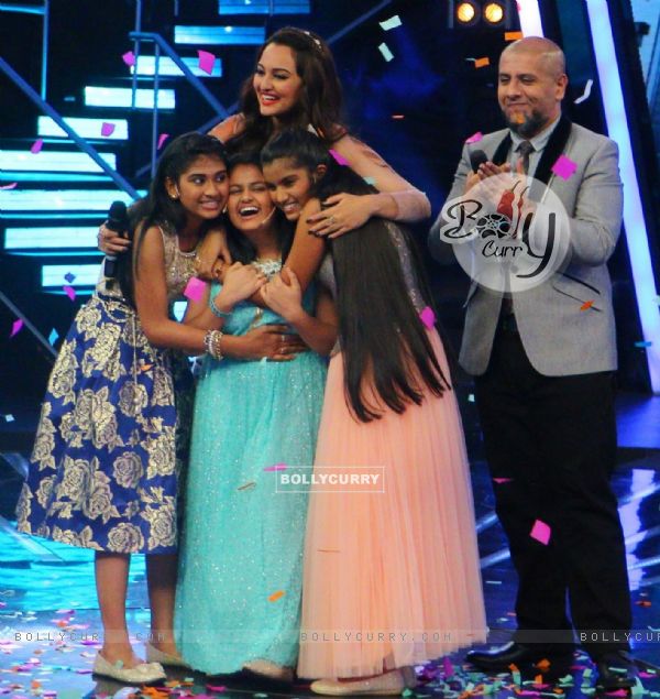 Sonakshi With Contestants at Indian Idol Junior Season 2 Grand Finale