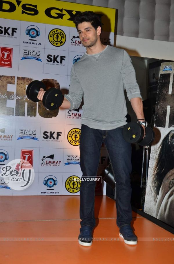 Sooraj Pancholi Lifts Some Dumbbells During the Promotions of Hero at Gold's Gym (377514)