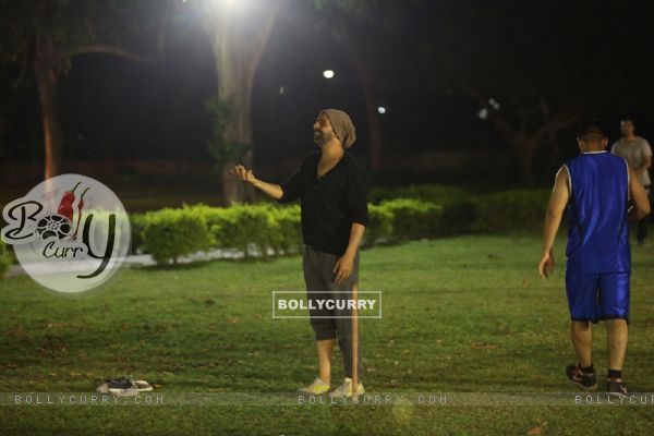 Akshay Kumar Plays Cricket on the Sets of Singh is Bliing