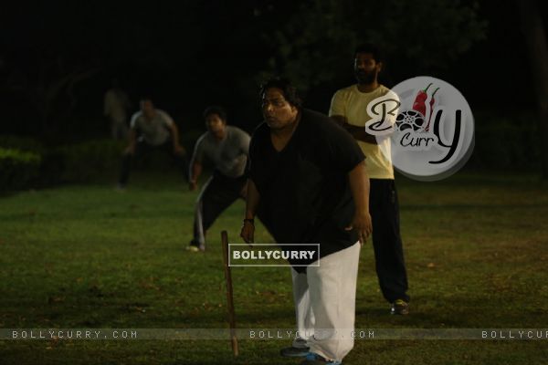 Ganesh Acharya and Prabhu Deva Plays Cricket on the Sets of Singh is Bliing