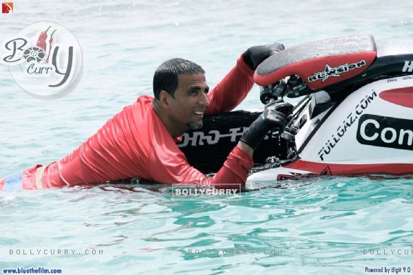 Akshay Kumar riding motor boat