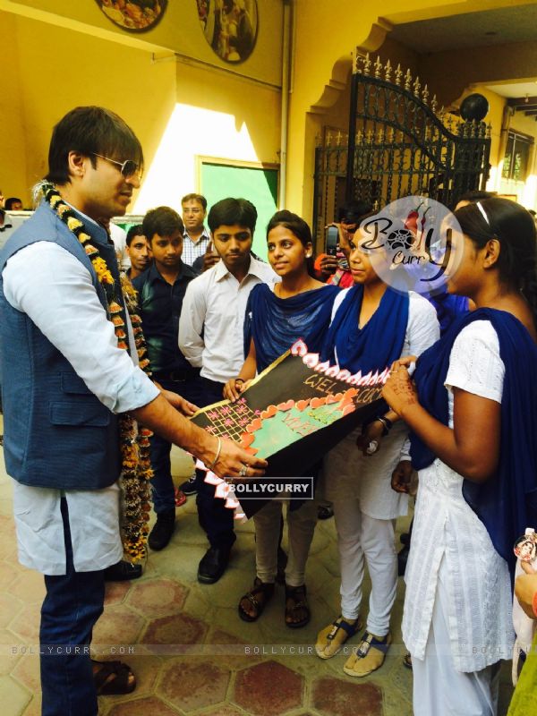 Vivek Oberoi Welcomed by the Girls of His School in Vrindavan