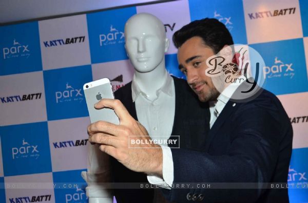 Imran Clicks Selfie at Parx 'Katti Batti' Collection Launch