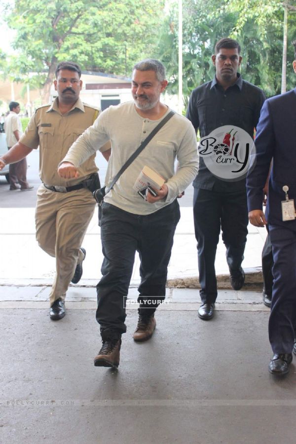 Aamir Khan Snapped in His Dangal Look at Airport