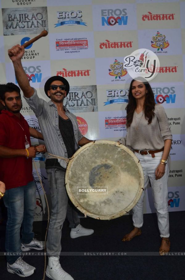 Ranveer Singh Plays Dhol at 'Gajanana' Song Launch of Bajirao Mastani (378081)