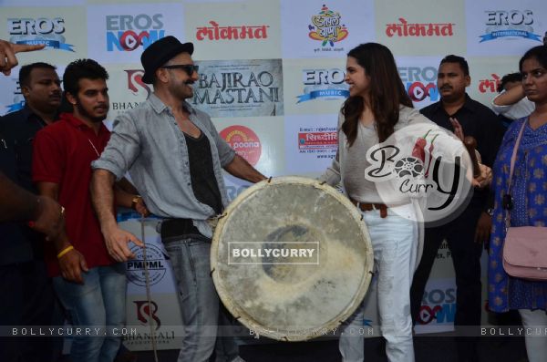 Ranveer - Deepika Play Dhol at 'Gajanana' Song Launch of Bajirao Mastani