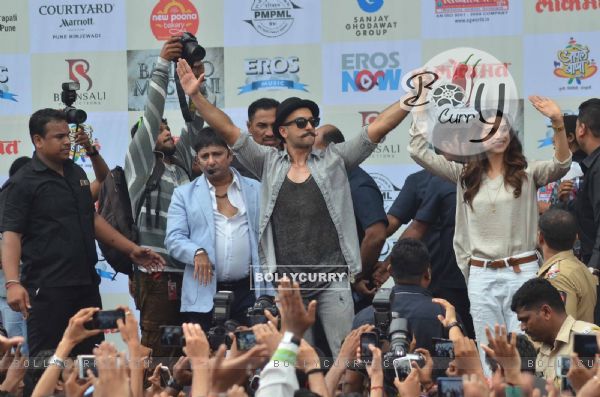 Sukhwinder Singh, Ranveer Singh and Deepika Padukone at 'Gajanana' Song Launch of Bajirao Mastani (378085)