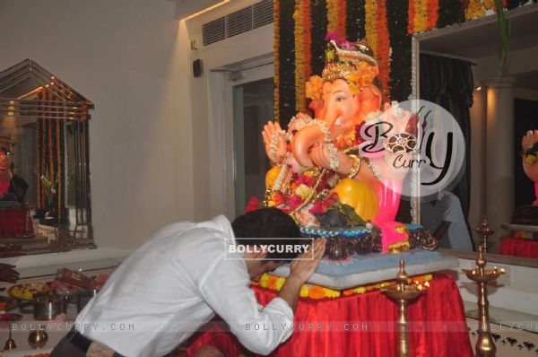 Tusshar Kapoor Takes Blessing from Ganpati on Ganesh Chaturthi