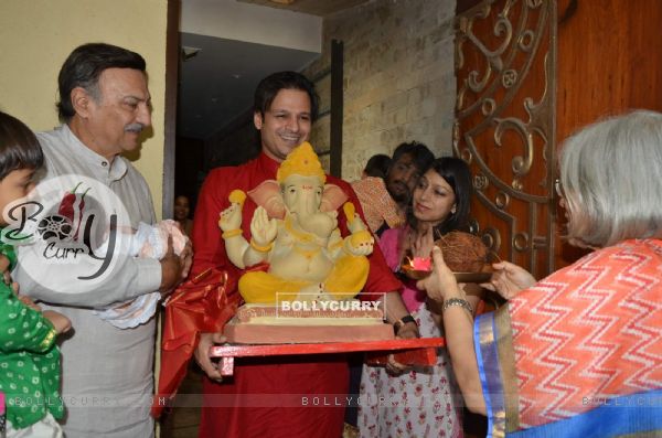 Vivek Oberoi and Suresh Brings Home Ganesha!