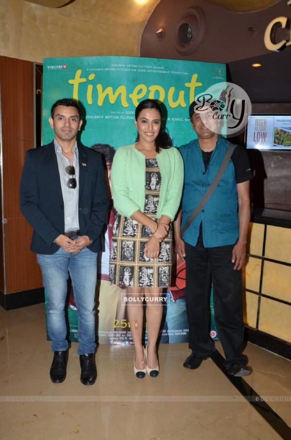 Swara Bhaskar poses with guests at Timeout Press Meet (378439)