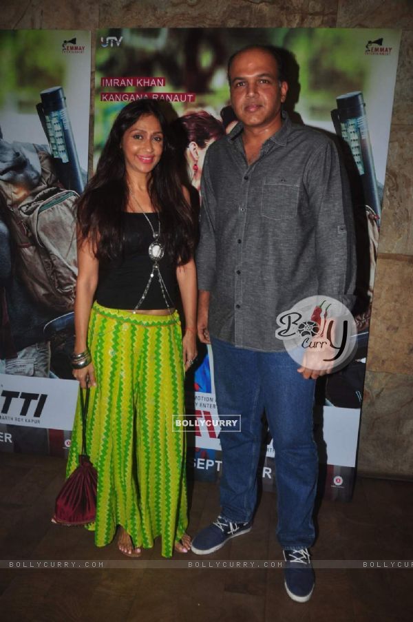 Ashutosh Gowarikar poses with wife at the Special Screening of Katti Batti (378456)