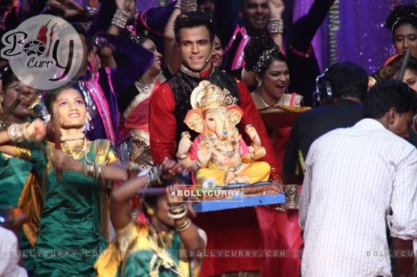 Rithvik Dhanjani With Ganesh Idol at Sony TV's Deva Shree Ganesha Show